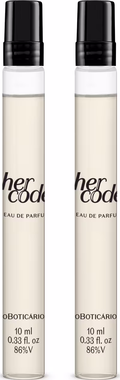Dois frascos de perfume Her Code em embalagens cilíndricas de vidro transparente com tampas pretas. As embalagens apresentam detalhes como "40 ml 0,33 fl oz 86%V" e "oBOTICARIO" na parte inferior.