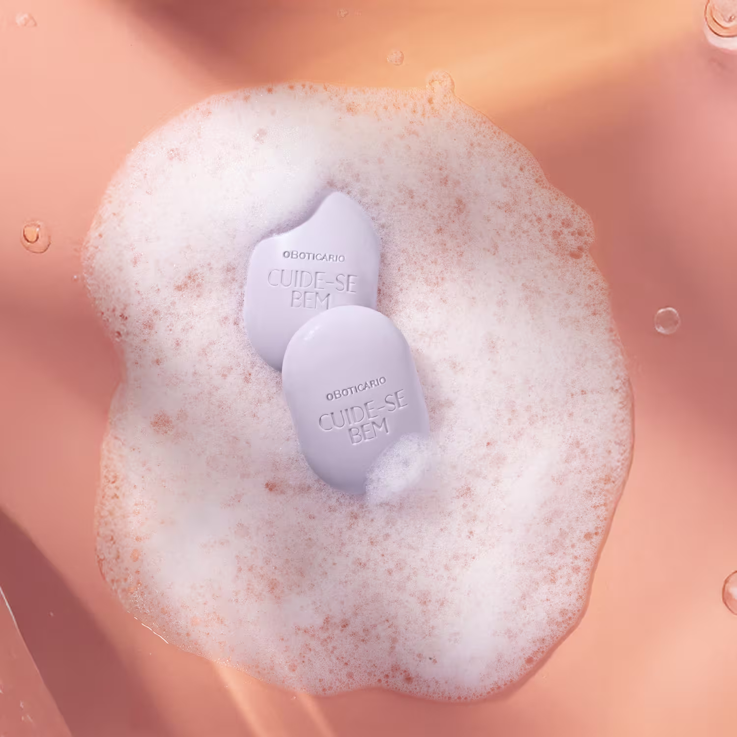 Dois sabonetes envoltos em espuma.