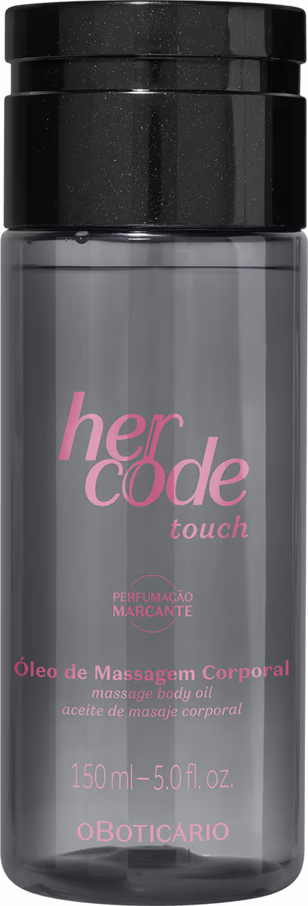 O produto apresentado é um óleo de massagem corporal da linha Her Code Touch. O frasco transparente com um rótulo cinza e rosa, exibindo o nome da marca e a descrição Óleo de Massagem Corporal. A embalagem possui um design minimalista e elegante.