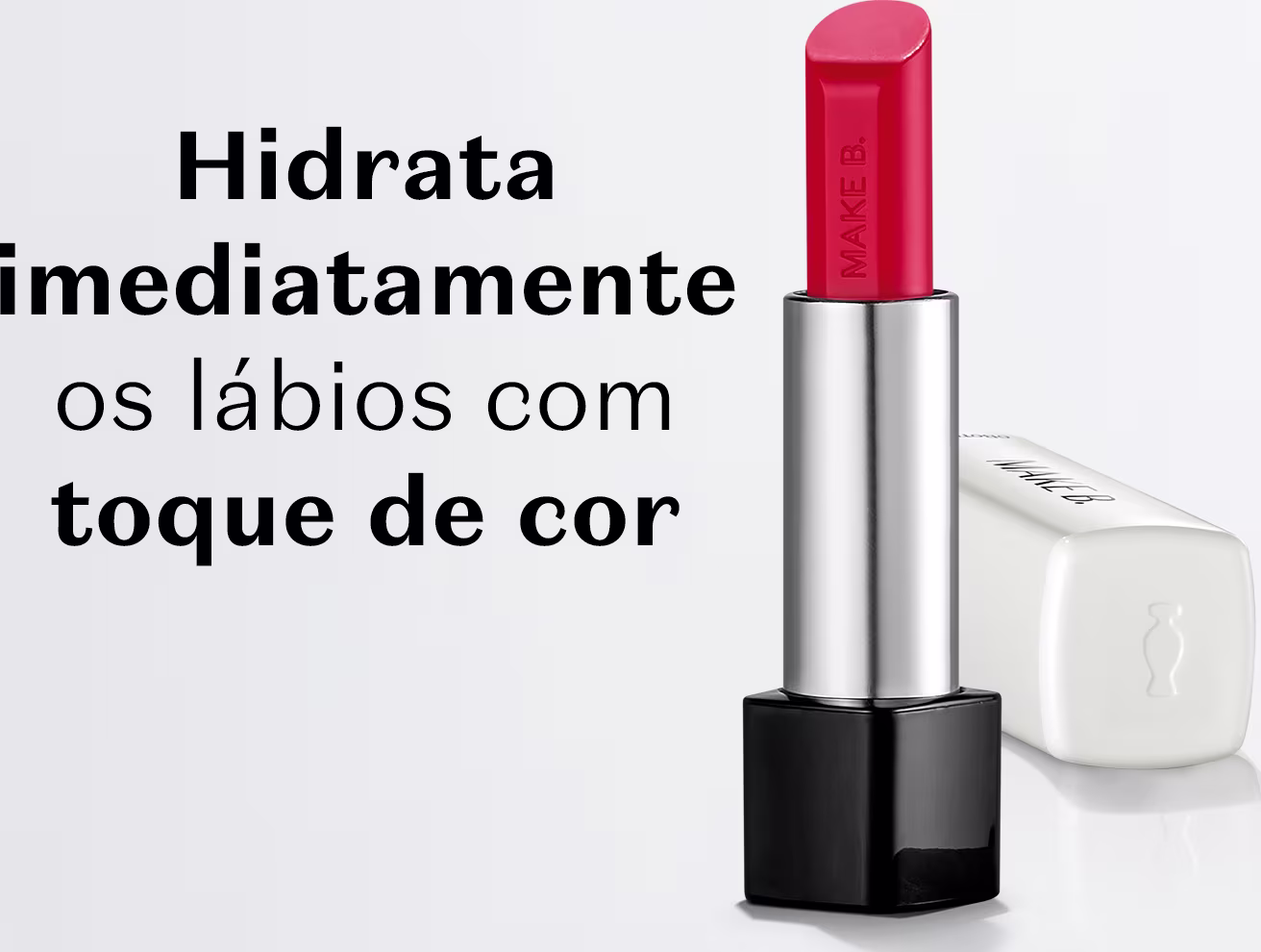 O produto apresentado na imagem é um batom da marca Make B. O texto na imagem descreve que o produto "Hidrata imediatamente os lábios com toque de cor", indicando que se trata de um batom hidratante e colorido.