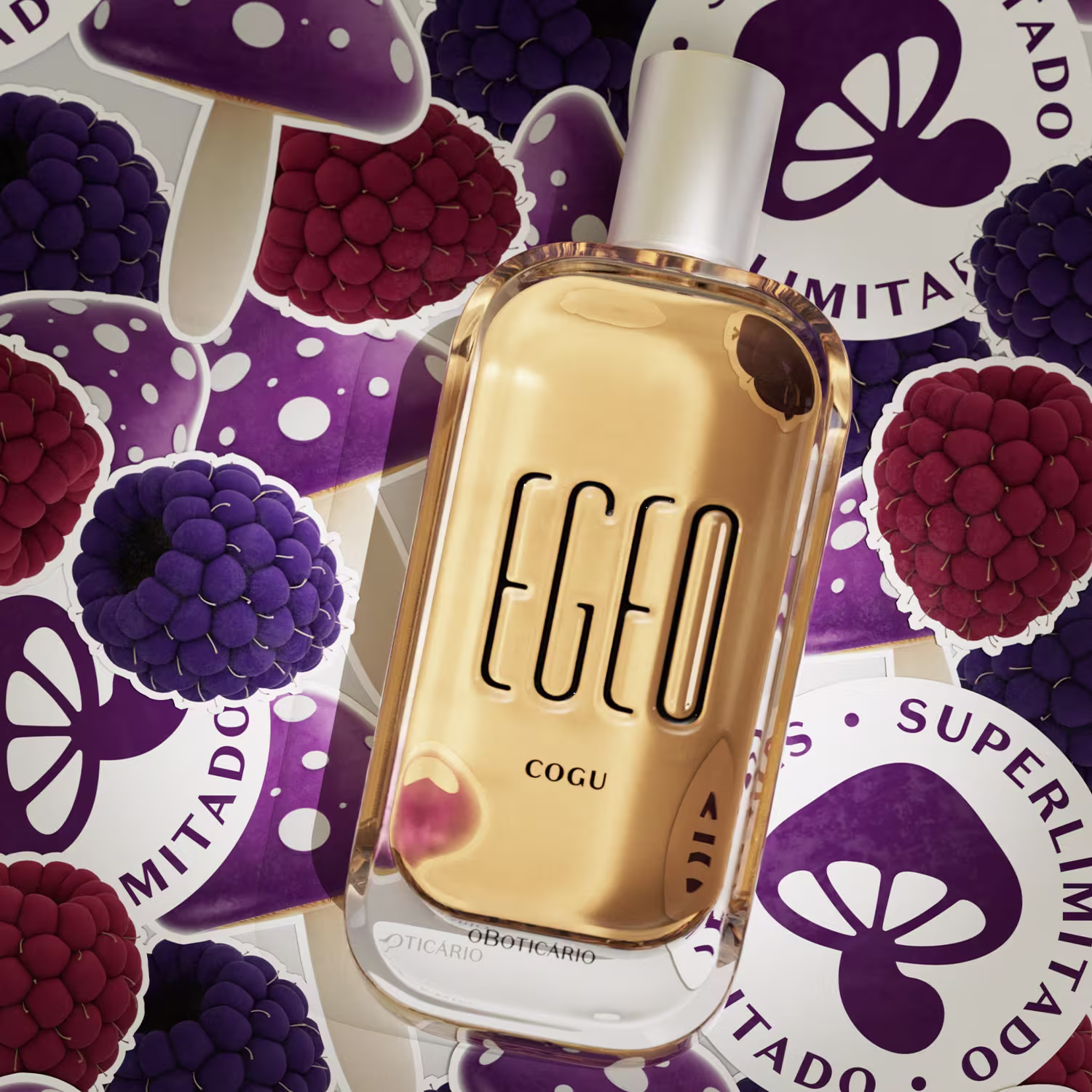 Ao redor do frasco da fragrância, há alguns elementos decorativos, como cogumelos e frutas vermelhas e roxas;