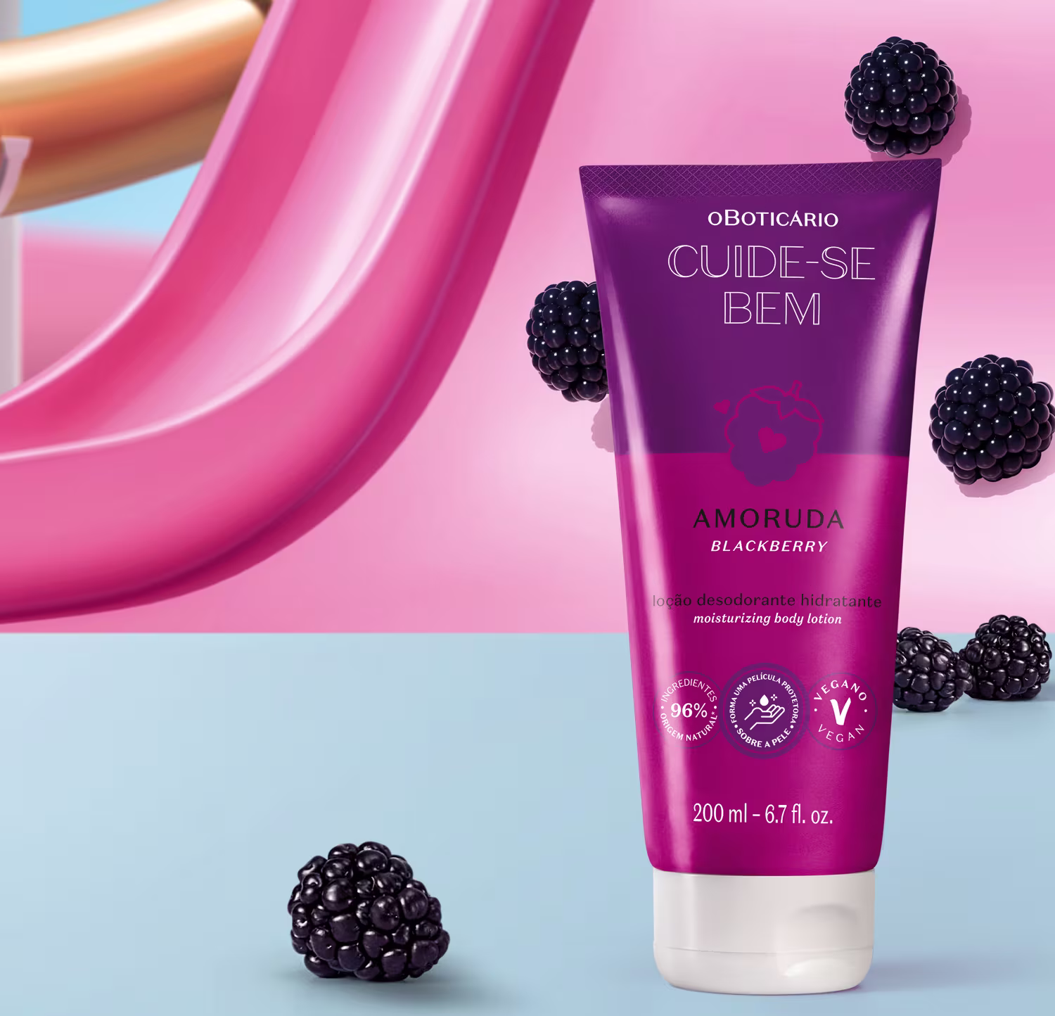 Ambiente de uso do produto Cuide-se Bem da marca Oboticario, com fundo rosa e azul, destacando a embalagem roxa com detalhes em preto e frutos de amora, sugerindo uma loção hidratante com aroma de amora.