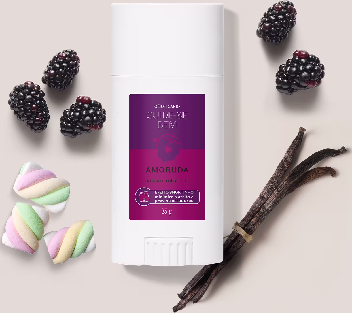 Ambiente de beleza com produto da marca Cuide-se Bem, embalagem branca com detalhes em roxo, rodeado por ingredientes naturais como amoras e baunilha, sugerindo uma composição natural.