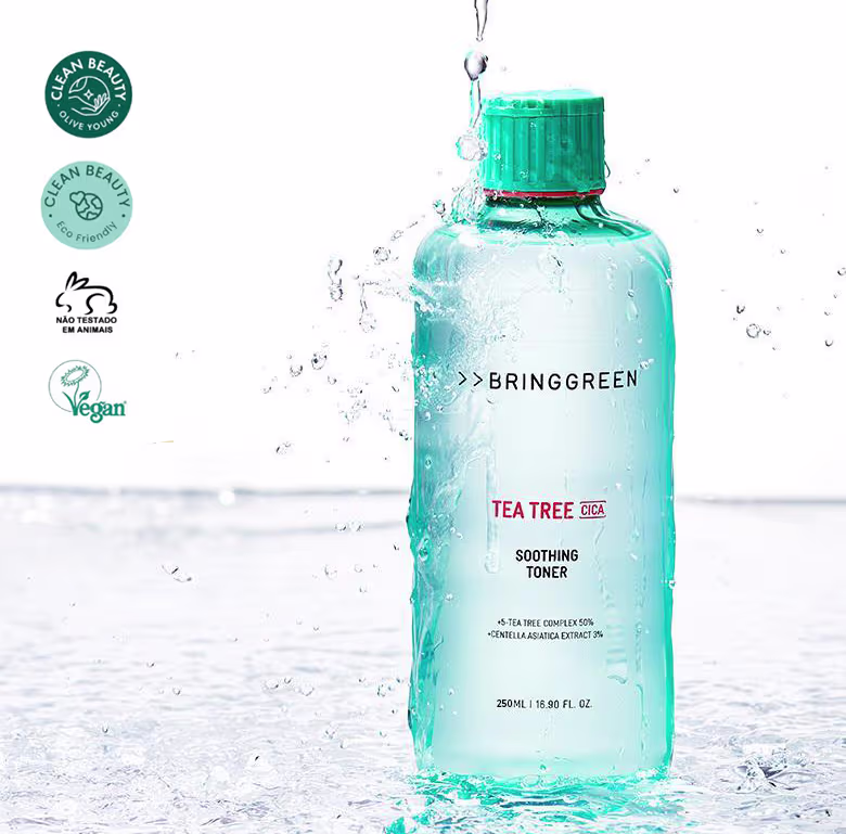 Frasco de tônico facial da marca Bringgreen, com 250 ml, na cor verde-azulada, com rótulo indicando "Tea Tree Cica Soothing Toner" e selos de certificação de limpeza, veganismo e não testado em animais.