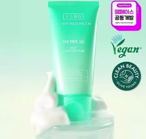 Bringgreen Tea Tree Cica Deep Cleansing Foam, com embalagem verde e rótulo com texto em coreano e inglês. Também é exibido um selo de certificação vegana.