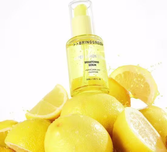 Sérum Bringgreen, apresentado em um ambiente com limões frescos, destacando os ingredientes naturais e a proposta de clarear e iluminar a pele.