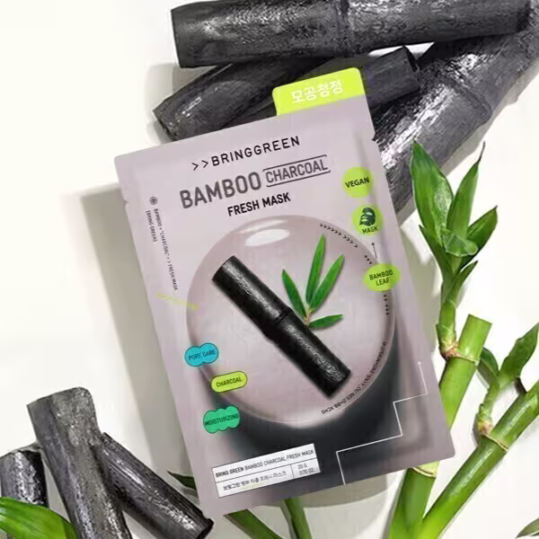Máscara facial de carvão e bambu da marca Bringgreen, em embalagem plástica com rótulo destacando os benefícios do produto, como cuidado da pele e ingredientes veganos.