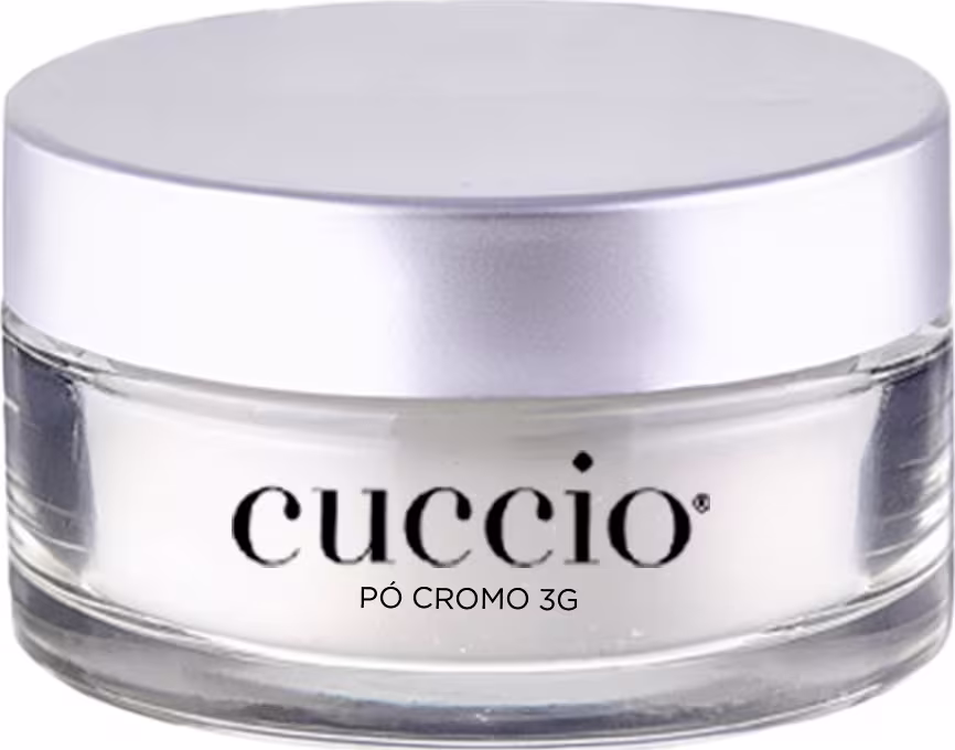 O produto apresentado é um pó cromo 3G da marca Cuccio. A embalagem é um recipiente circular de vidro transparente com uma tampa prateada. O rótulo do produto exibe claramente o nome "Cuccio" em letras pretas.