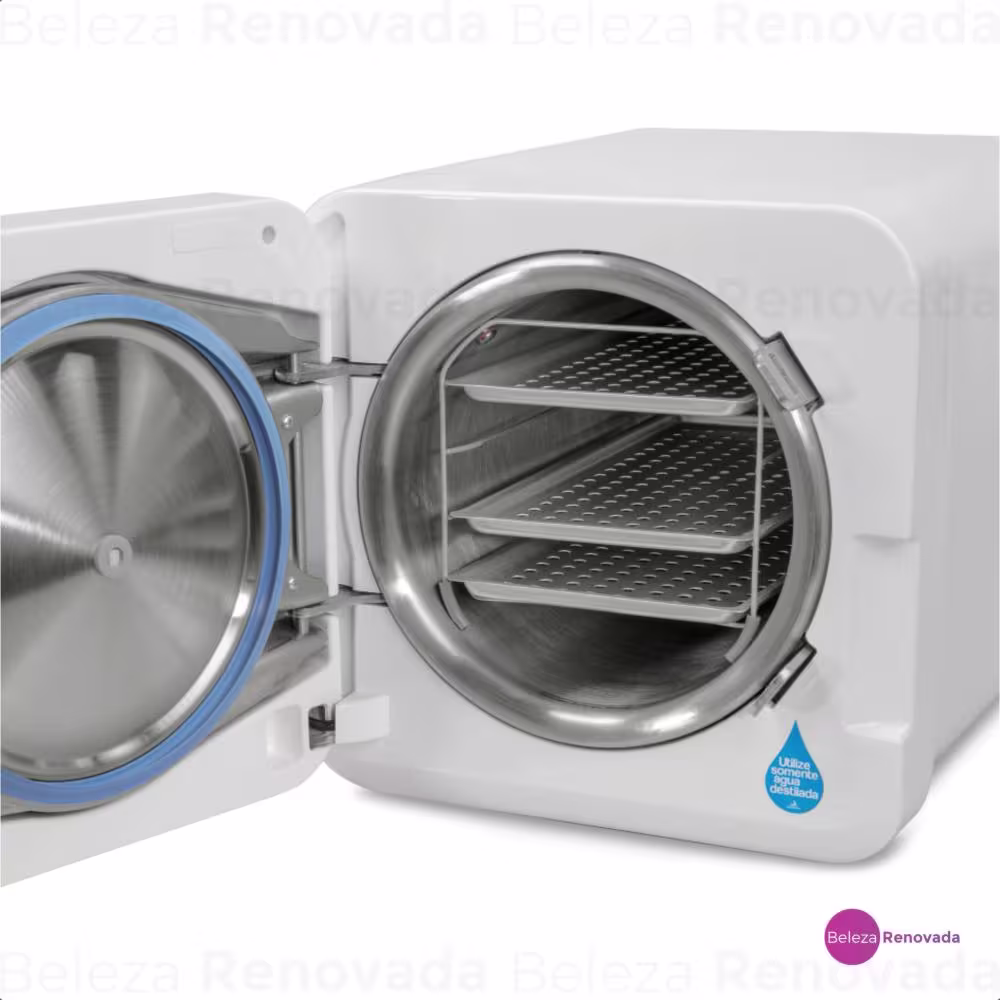 Autoclave branca com porta de vidro e prateleiras internas, exibindo o logotipo da marca Cristófoli. Equipamento de esterilização utilizado em procedimentos clínicos e odontológicos.