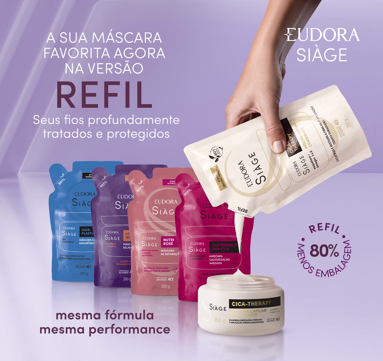 Embalagem flexível como um pacote de plástico rosé com detalhes em vermelho claro e branco e indicação de lugar para cortar com tesoura. No centro, um desenho da silhueta do pote original contém as informações do rótulo do refil em letras brancas.