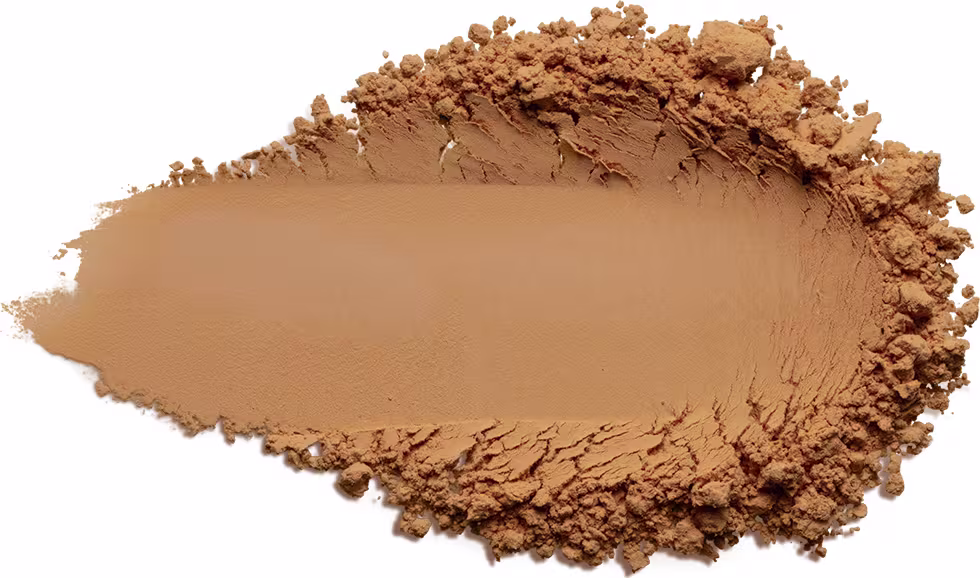 Pó compacto cor 4 em tom marrom terroso mais neutro e claro ainda próximo do bege. O produto apresenta uma textura fina e pulverizada, formando uma superfície irregular com pequenos montes de pó solto ao redor de uma área central mais compactada.