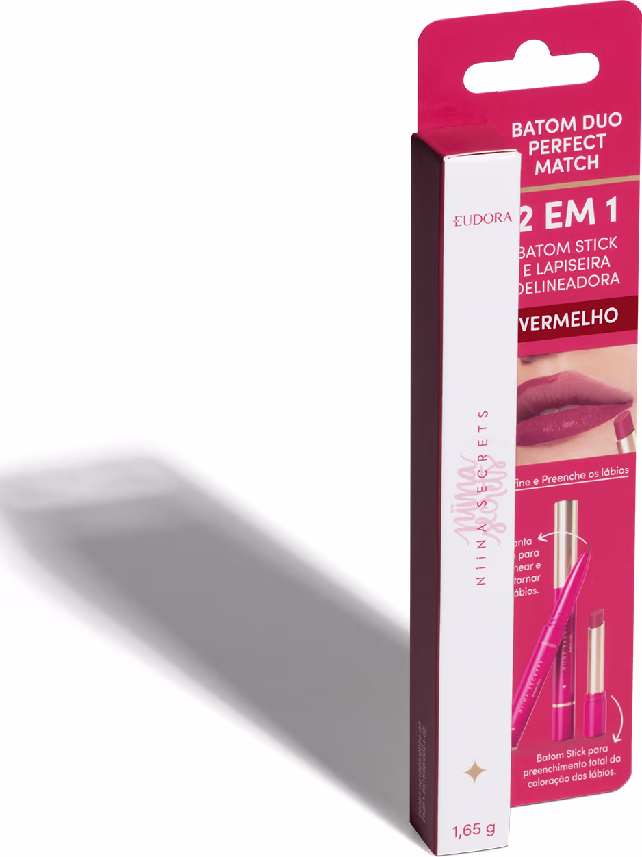 O produto apresentado da marca Niina Secrets, com a embalagem em vermelho e branco. O rótulo indica que se trata de um "Batom Duo Perfect Match", com a descrição "2 em 1 Batom Stick e Lapiseira Delineadora" na cor vermelha.