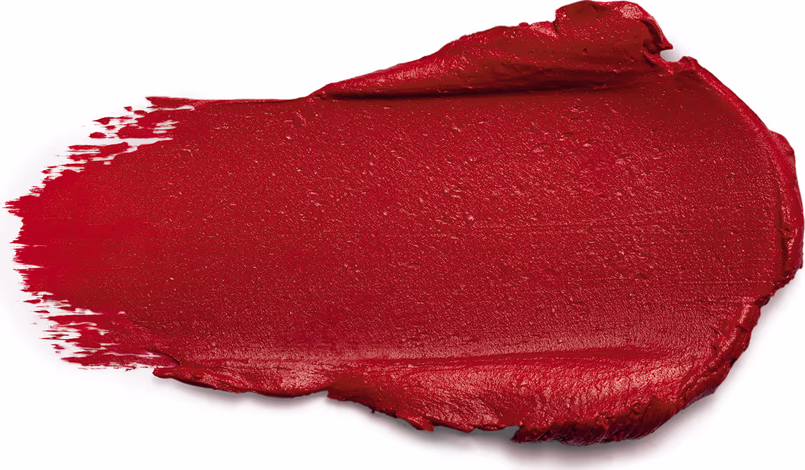 Aplicação generosa de um batom de cor vermelha intensa, com uma textura acetinada e matte. Não é possível identificar qualquer rótulo ou embalagem do produto, apenas a própria aplicação do batom em uma superfície branca.