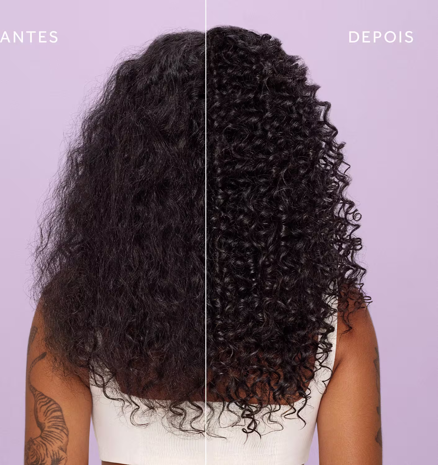 A imagem mostra o antes e depois do uso do produto de Siàge. Na imagem "antes", os cabelos aparecem sem definição e com aspecto ressecado. Já na imagem "depois", apresentam cachos definidos e brilhantes, com uma aparência mais saudável e hidratada.