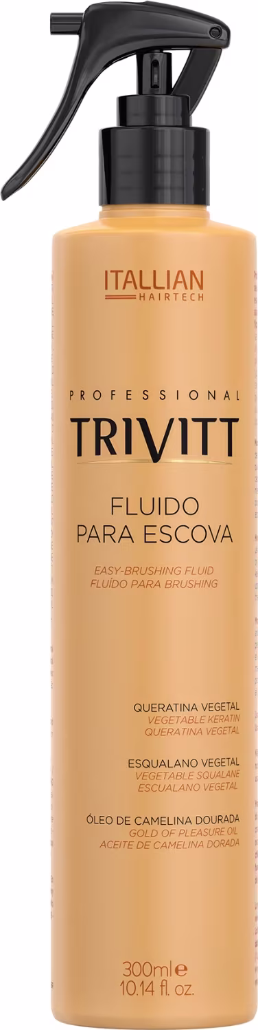 Produto de escovação para cabelos. Frasco plástico de cor bege com bomba spray preta. Rótulo com texto "Trivitt Fluido Para Escova" (Fluido para Escovação) em letras pretas. Volume de 300ml/10.14fl oz indicado na embalagem.