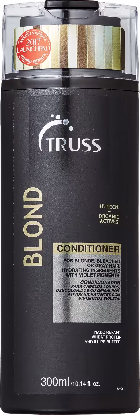 Na imagem um frasco de condicionador para cabelos loiros, descoloridos ou grisalhos da marca Truss. O frasco é preto com detalhes em prata. No rótulo, é destacado que contém ingredientes hidratantes com pigmentos violetas para manter os tons frios.
