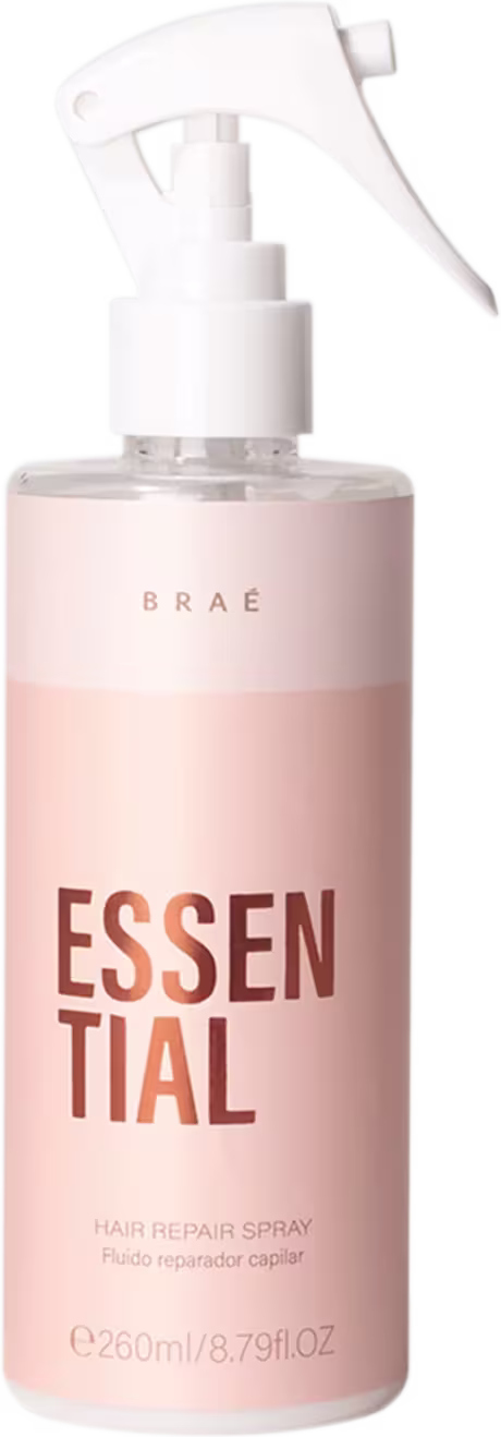 Produto de reparação capilar em spray da marca Braé. Embalagem plástica transparente na cor rosa claro com o nome "Essential" em letras marrons. Pulverizador branco na parte superior.