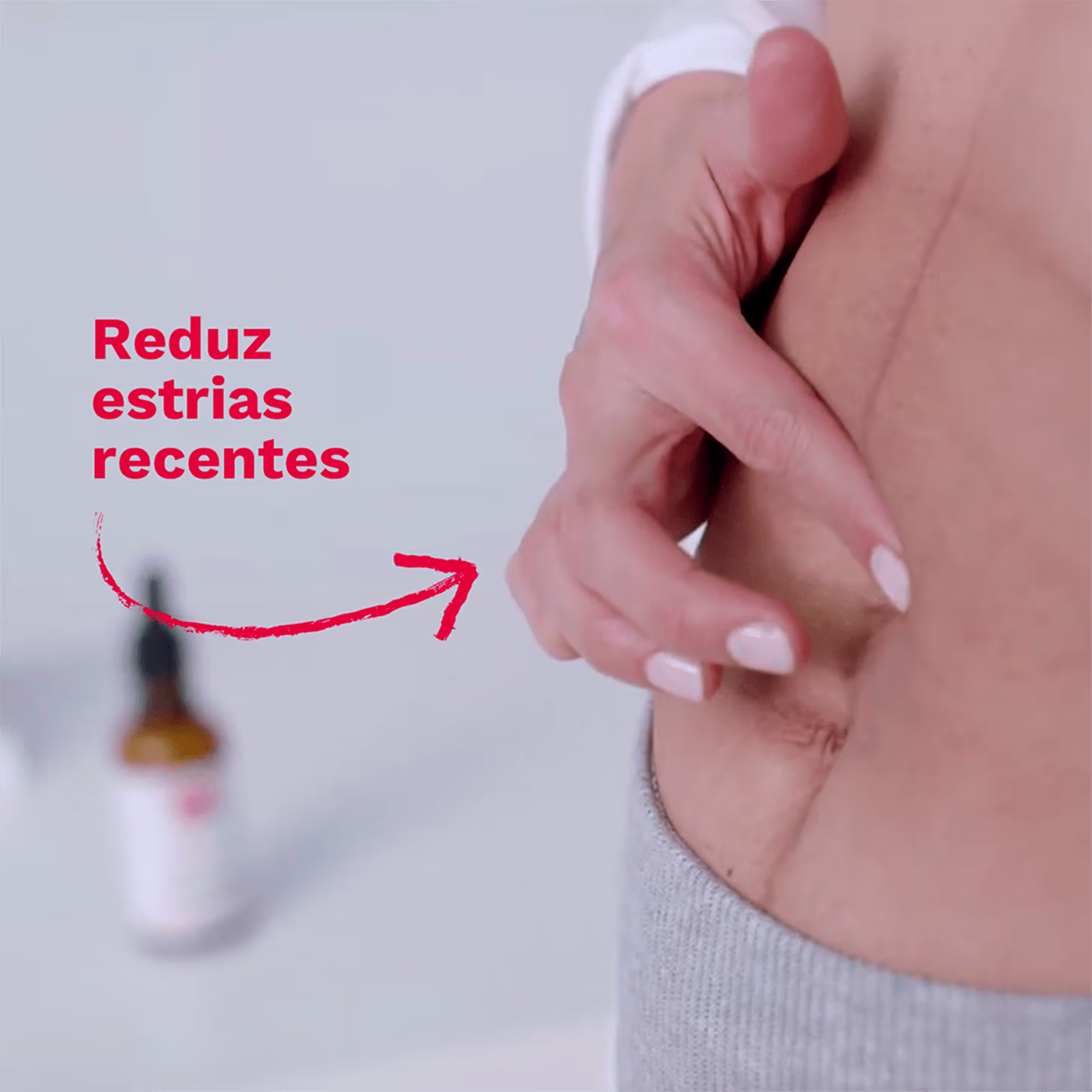Imagem de uma barriga, aparentemente gestante, com uma mão aplicando o sérum na linha do umbigo e a frase "reduz estrias recentes."
