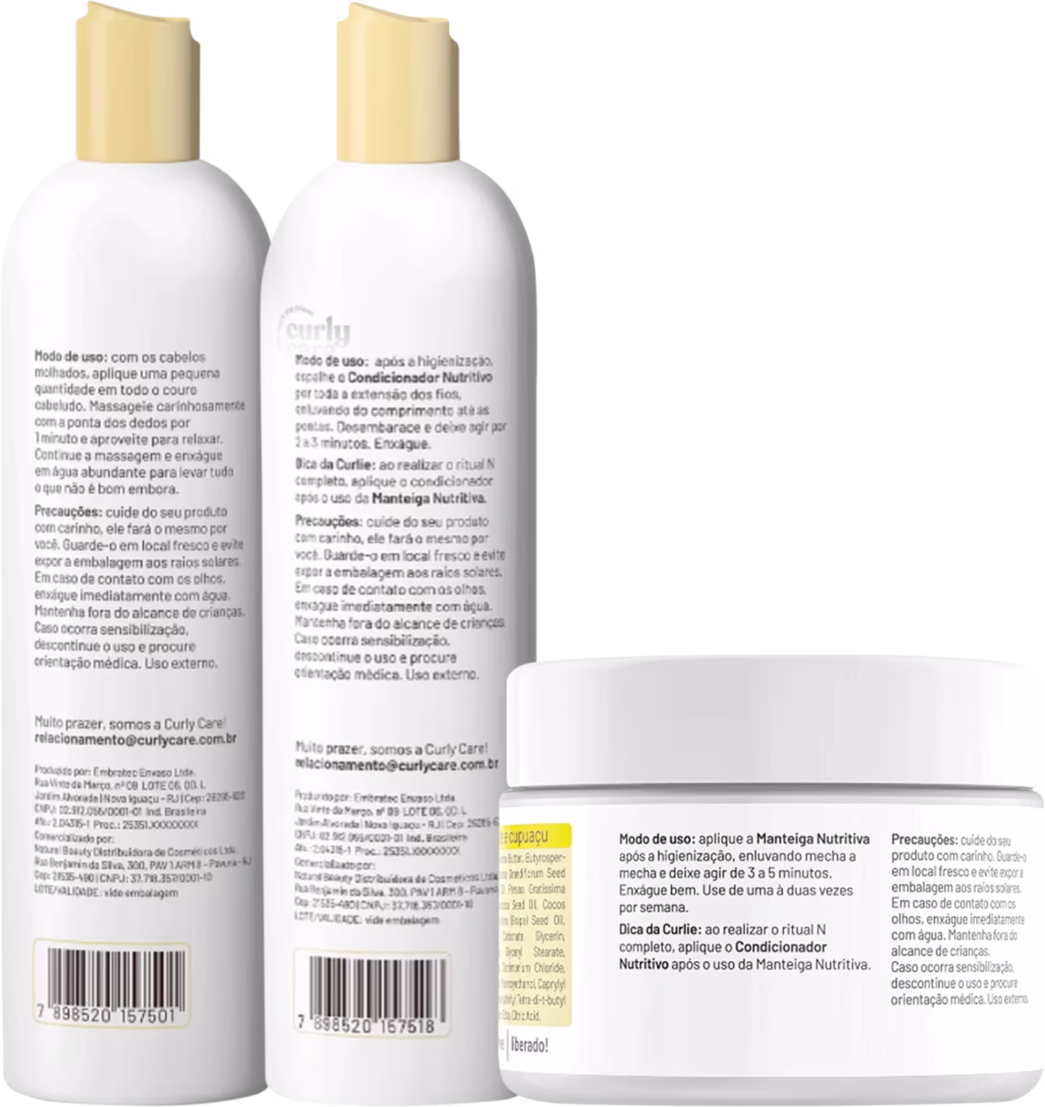 Produtos de cuidado capilar Curly Care para cabelos cacheados e crespos. Dois frascos plásticos brancos de 300ml contendo shampoo nutritivo e condicionador nutritivo com aveia, abacate e pracaxi. Um pote retangular branco de 300g com manteiga nutritiva.
