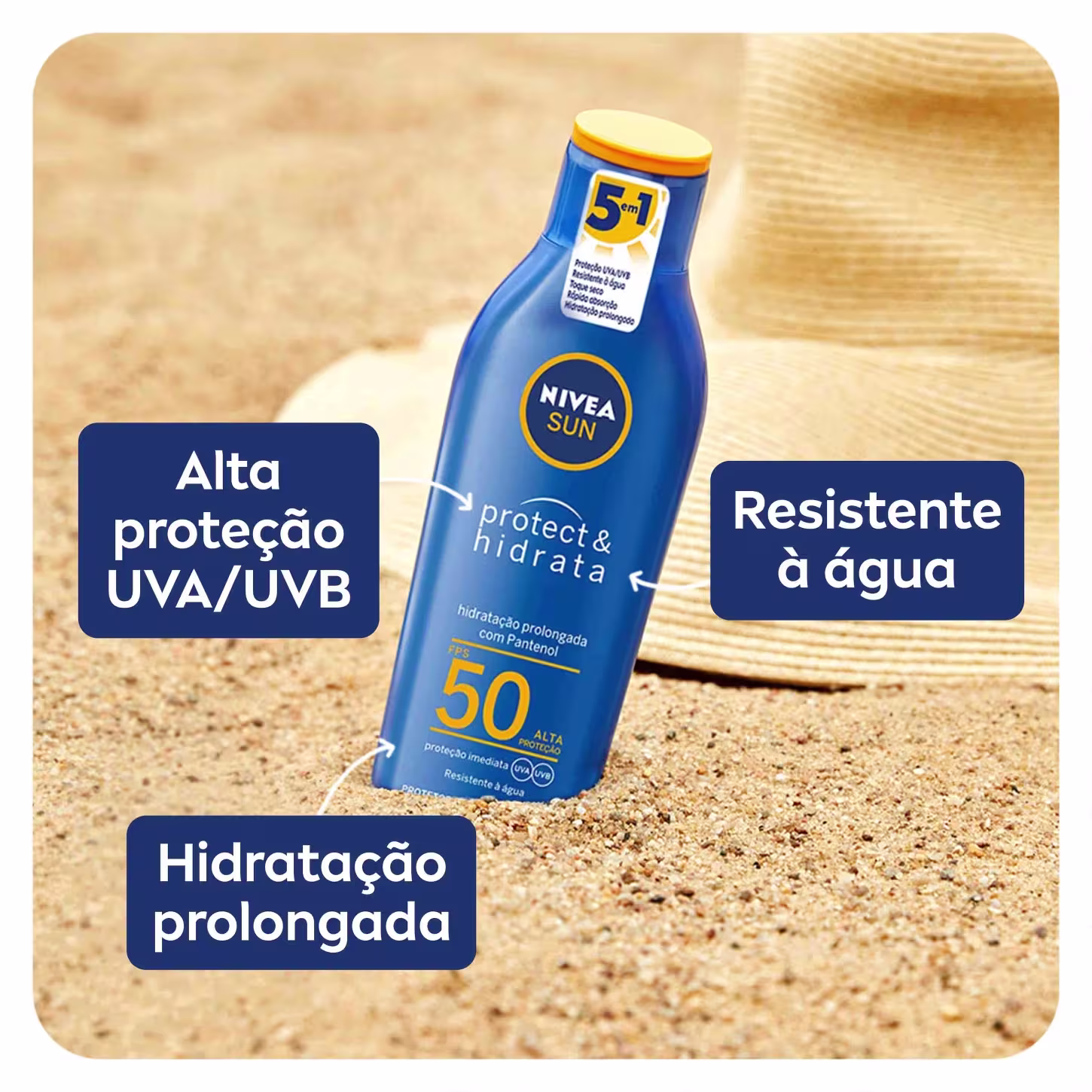 A imagem mostra a embalagem de protetor solar em uma areia e ao fundo um chapéu de praia. Cores predominantes são azul, amarelo e branco.