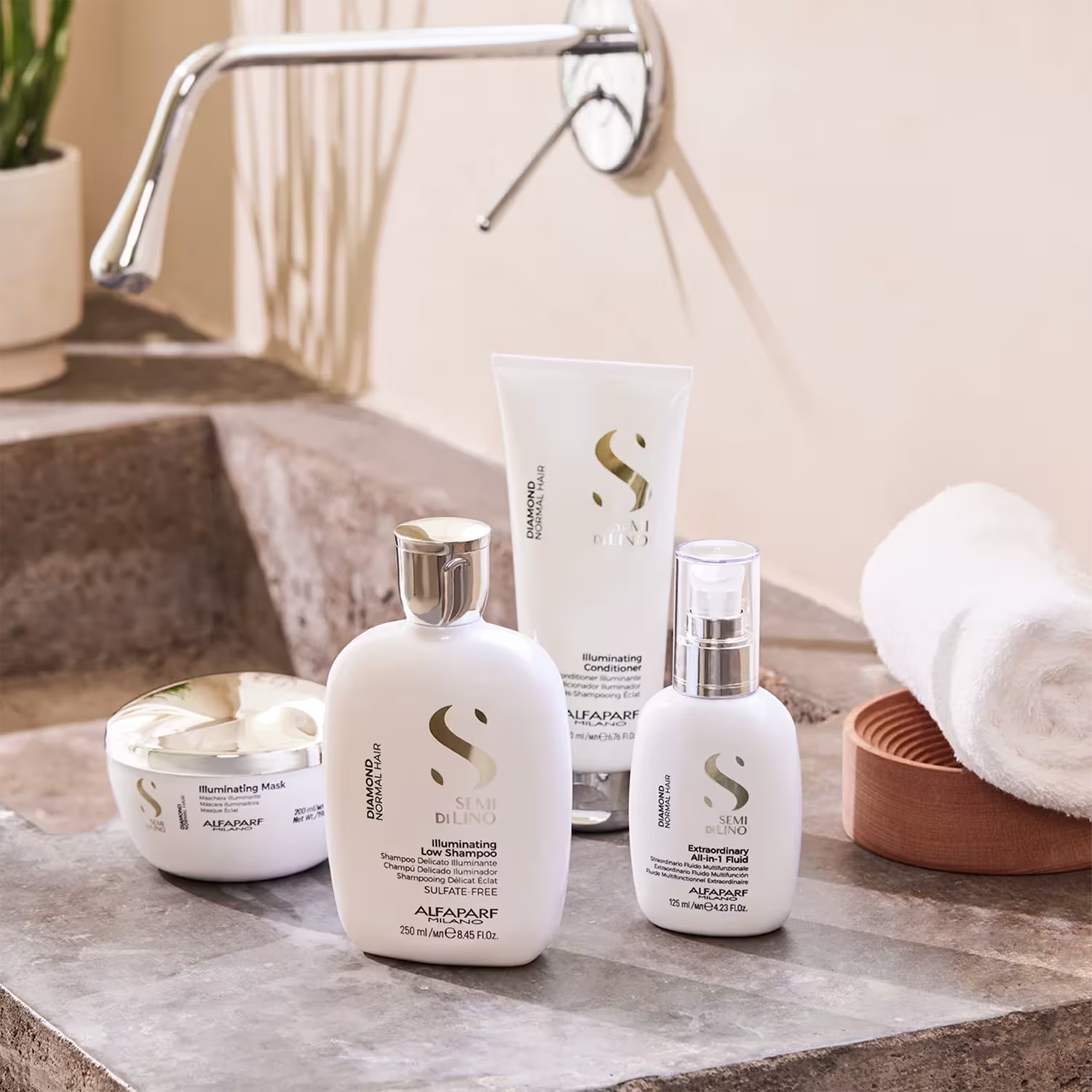 A imagem mostra uma linha de produtos de cuidados capilares da marca Alfaparf Milano. Todos os produtos têm o logotipo "Semi di Lino" (Semente de Linho) em dourado. As embalagens são predominantemente brancas.
