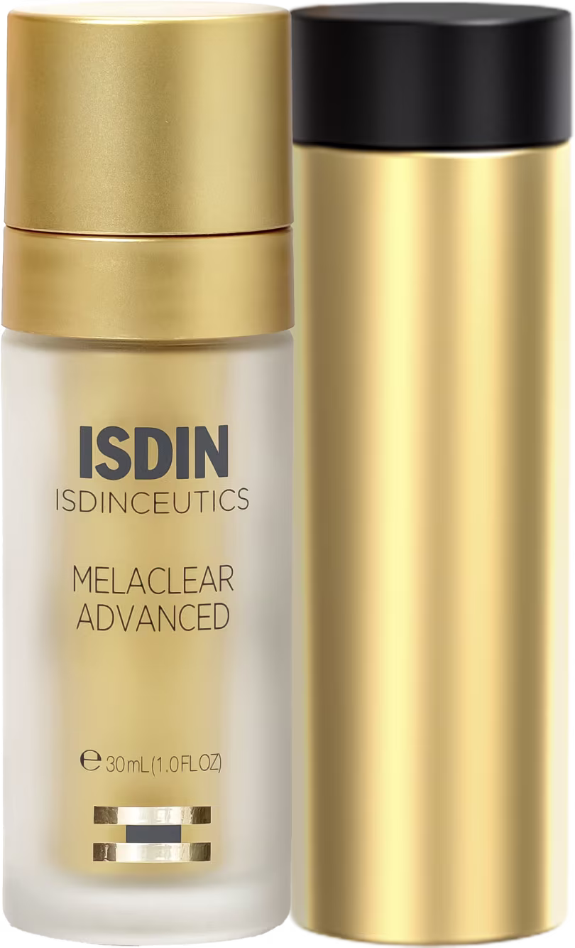Produto de cuidado da pele ISDIN Melaclear Advanced. Frasco plástico transparente contendo um líquido branco, com tampa preta e detalhes dourados. Ao lado, um refil em embalagem cilíndrica dourada de metal.
