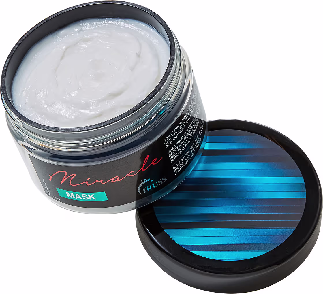 Máscara capilar em pote de vidro transparente com tampa preta. O produto é da marca Truss, linha Miracle. O pote contém uma substância branca cremosa. A tampa preta tem detalhes azuis e pretos em listras horizontais.