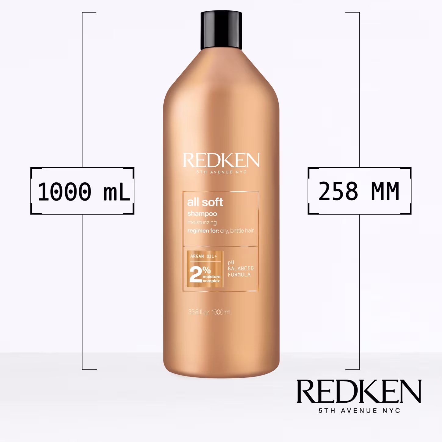 Produto de tratamento capilar da marca Redken. Frasco plástico grande de 1000 ml na cor bege com tampa preta. Rótulo com o nome do produto "All Soft" e descrição "tratamento hidratante para cabelos secos e quebradiços". Contém 2% de óleo de argan.