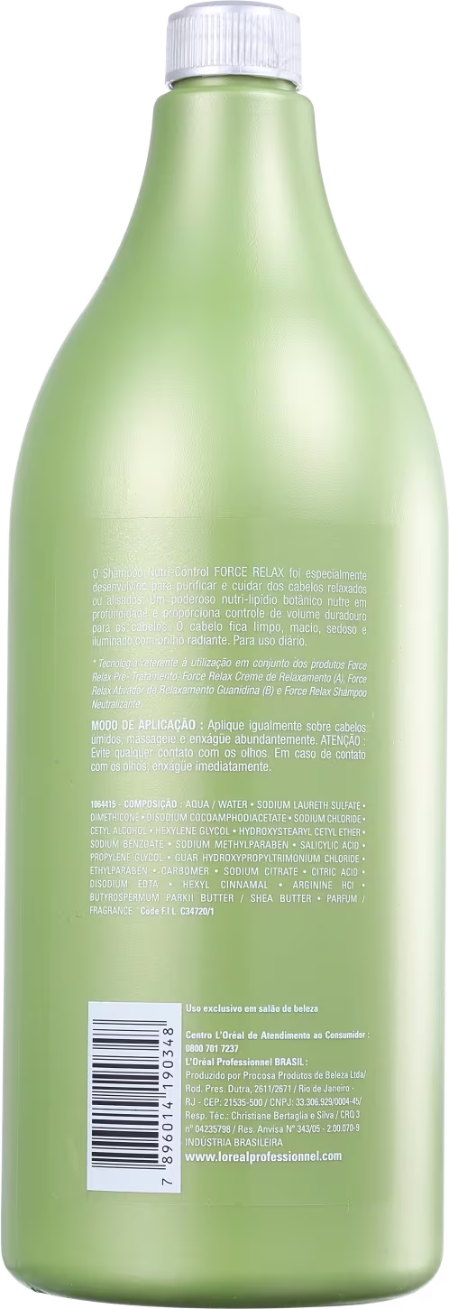 Shampoo nutri-control da linha Force Relax da L'Oréal Professionnel. Embalagem plástica verde transparente em formato de garrafa com capacidade de 1,5 litros.