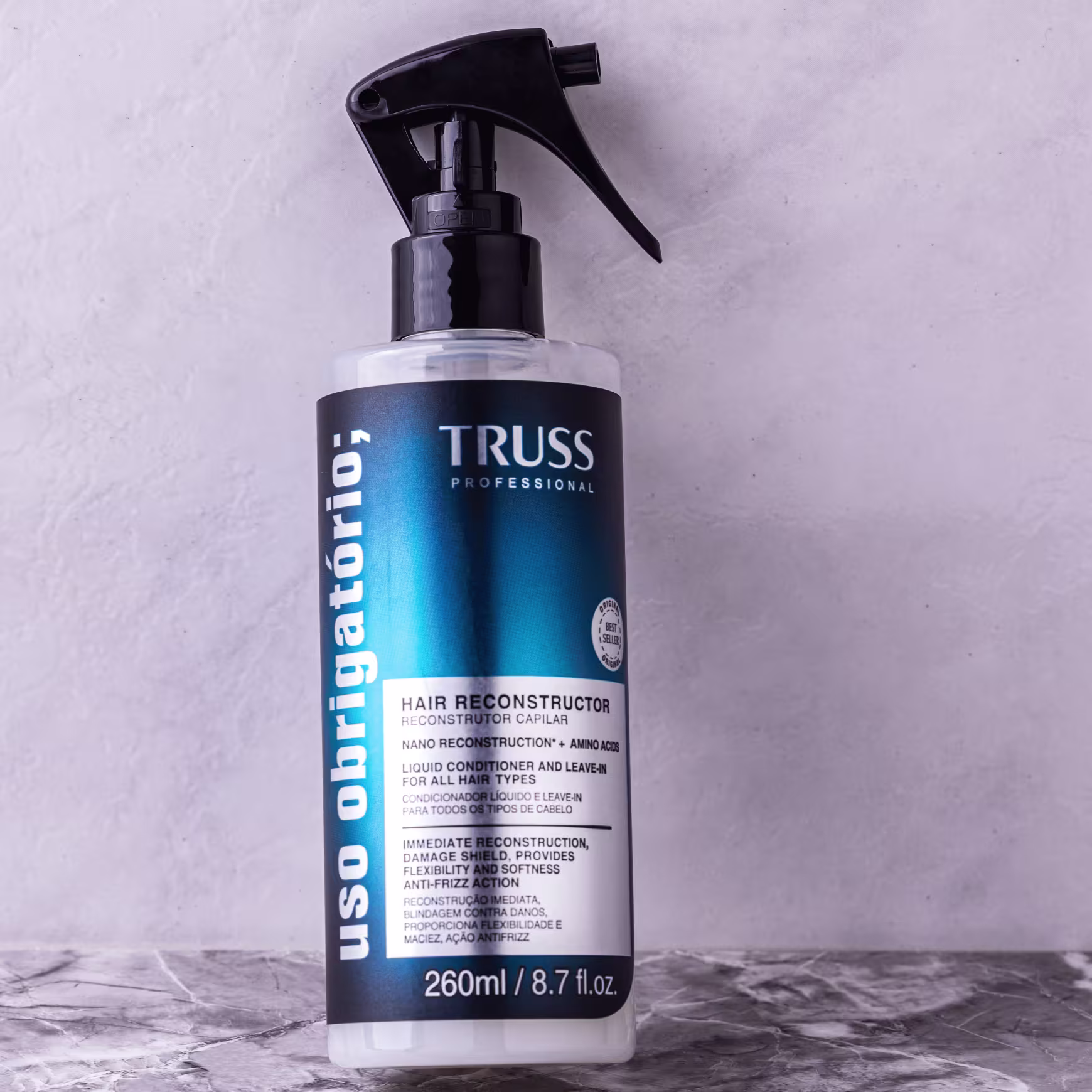 Produto de reconstrução capilar TRUSS Uso Obrigatório 260ml. Descrição do produto como condicionador líquido e leave-in para todos os tipos de cabelo, com ação de reconstrução imediata, proteção contra danos, maciez e anti-frizz.