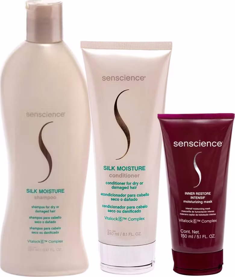 Um frasco de shampoo, um tubo de condicionador e um tubo de máscara capilar. Os rótulos indicam que os produtos fazem parte da linha "Silk Moisture", voltada para cabelos secos ou danificados.