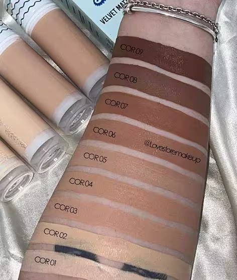 A imagem mostra um antebraço com todas as tonalidades de cores da base líquida. São tons que vão do número 1 até o 9, indo desde variações claras, até as mais escuras.