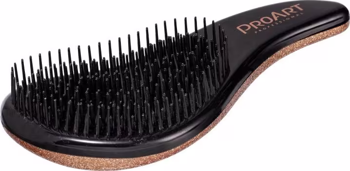 A imagem mostra a escova tem um formato curvo. As cerdas são pretas e densamente agrupadas, projetadas para pentear e escovar o cabelo.