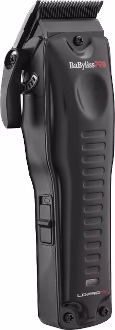 Cortador de cabelo da marca BaByliss Pro. O produto tem um design ergonômico, com corpo preto. Possui uma lâmina aparadora na extremidade e um botão de controle visível. Trata-se de um aparador portátil e sem fio, recarregável.