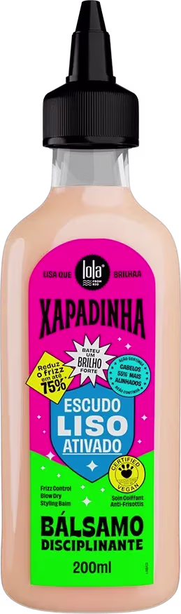 Bálsamo disciplinante em frasco plástico transparente de 200ml com líquido bege. Rótulo colorido com fundo rosa, verde e azul. Texto "Xapadinha" em letras grandes. Destaque para "Escudo Liso Ativado" e "Brilho 15%".