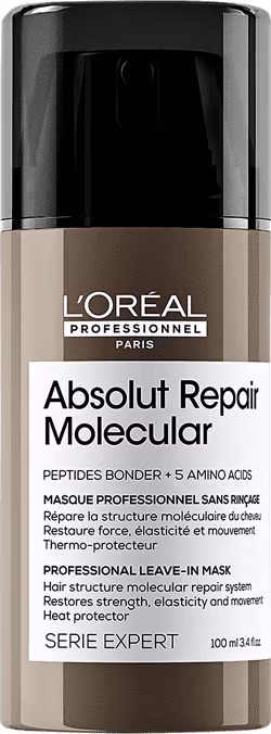 A imagem mostra o frasco de sérum comprido com embalagem marrom, rótulo branco e tampa preta.