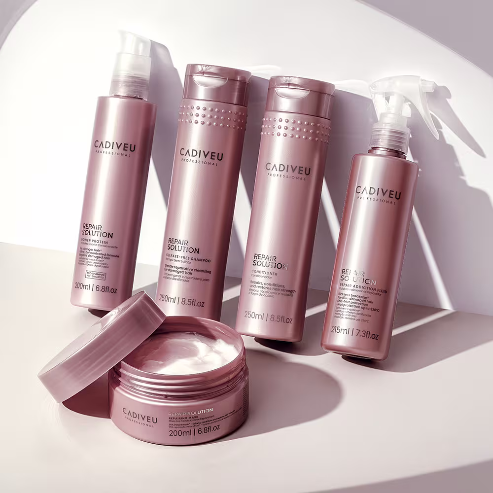 Os produtos estão inclinados sobre uma parede, há uma luz intensa projetando sombras sobre eles.