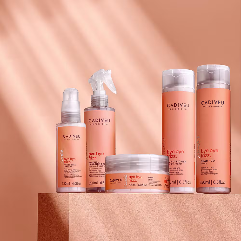 A linha completa sobre uma superfície elevada na cor laranja,  raios solares entram por cima de uma fresta iluminando os produtos.