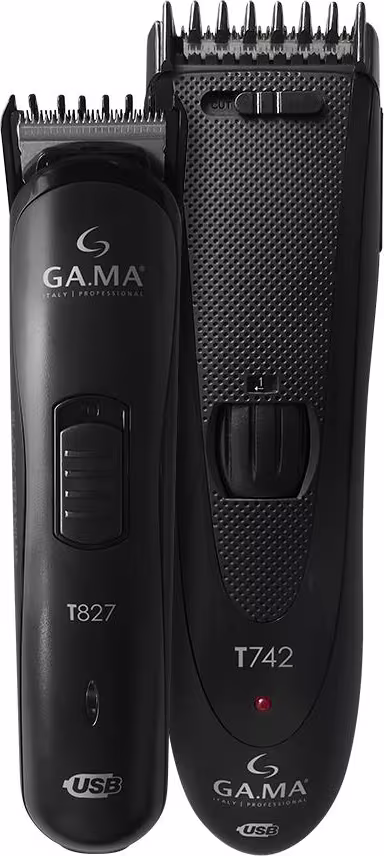 Dois aparelhos de corte de cabelo da marca GA.MA Italy. Um aparelho maior, modelo T827, com lâminas largas e um visor digital. Um aparelho menor, modelo T742, com lâminas estreitas e um indicador luminoso vermelho.