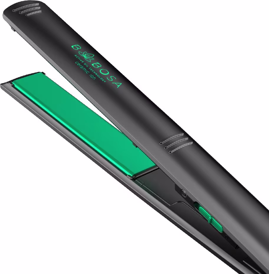 A imagem mostra uma chapinha com design alongado e cilíndrico, com um corpo preto fosco e detalhes em verde esmeralda. O modelador apresenta um formato ergonômico e linhas modernas.