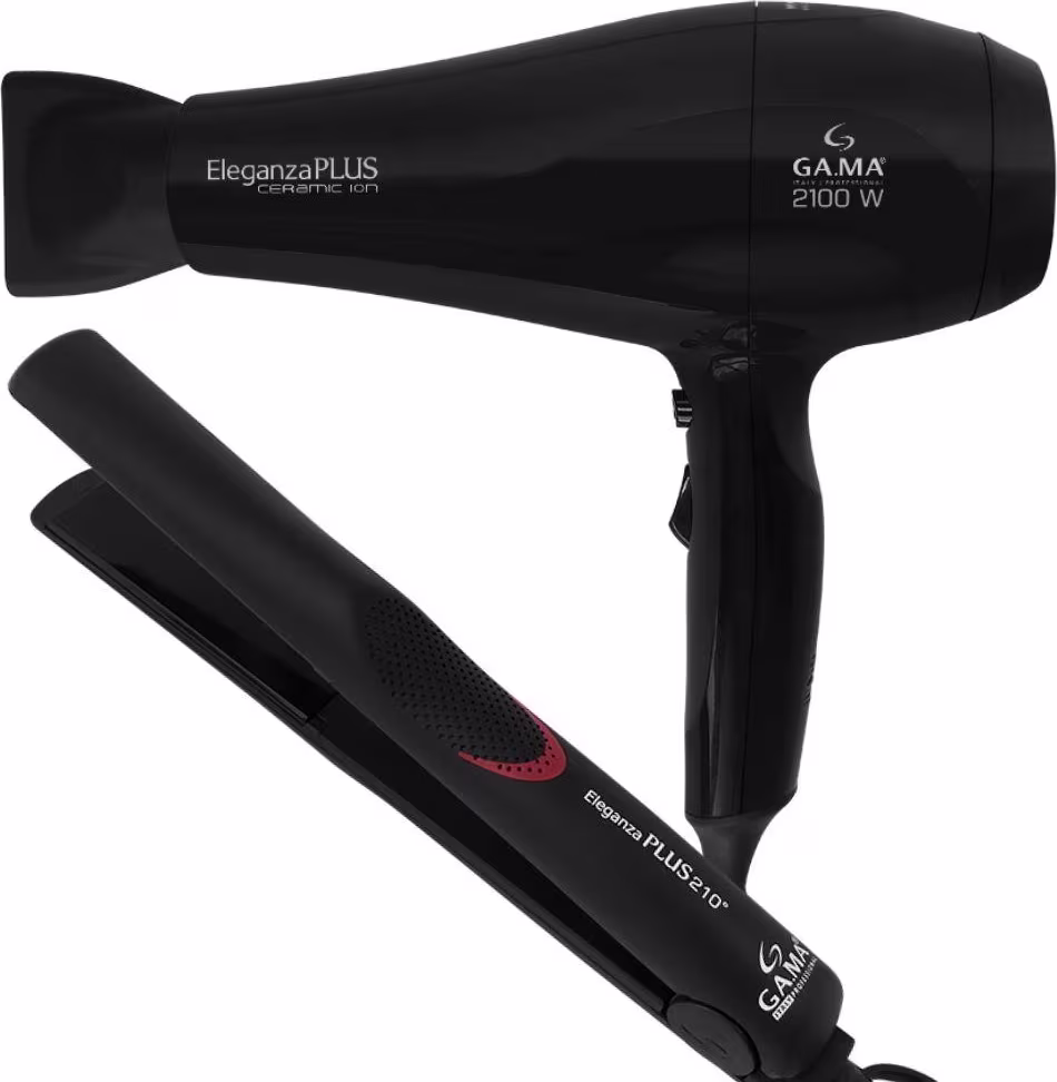 A imagem mostra um secador de cabelo profissional GA.MA Italy, na cor preta, com design ergonômico e corpo alongado. Acompanha uma prancha alisadora de cabelo, também preta com detalhes em vermelho. Ambos têm acabamento fosco e linhas retas e angulares.
