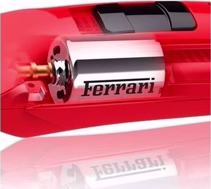 Máquina de corte BaByliss Pro em parceria com a Ferrari. O produto tem um design alongado e cilíndrico na cor vermelha. Na parte frontal, há detalhes cromados e o logotipo "Ferrari" em letras pretas está impresso no corpo principal.