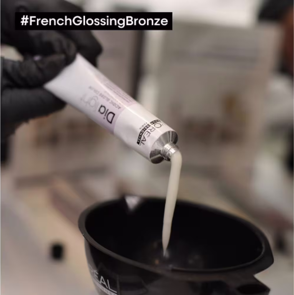 A imagem mostra um frasco plástico preto em formato de tigela, com o tonalizante sendo colocado na tigela.