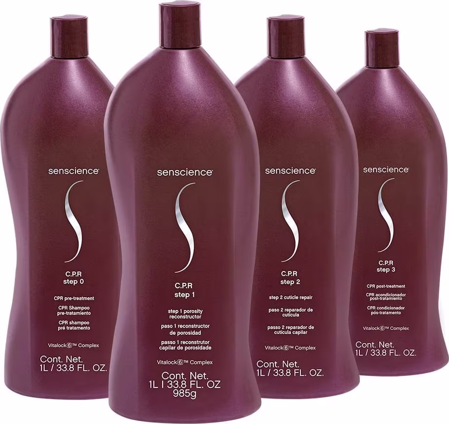 São quatro frascos de plástico em tom vinho. Os frascos têm formato arredondado e tampa da mesma cor. Cada frasco tem rótulos com o nome da marca, a linha "C.P.R" e descrições.