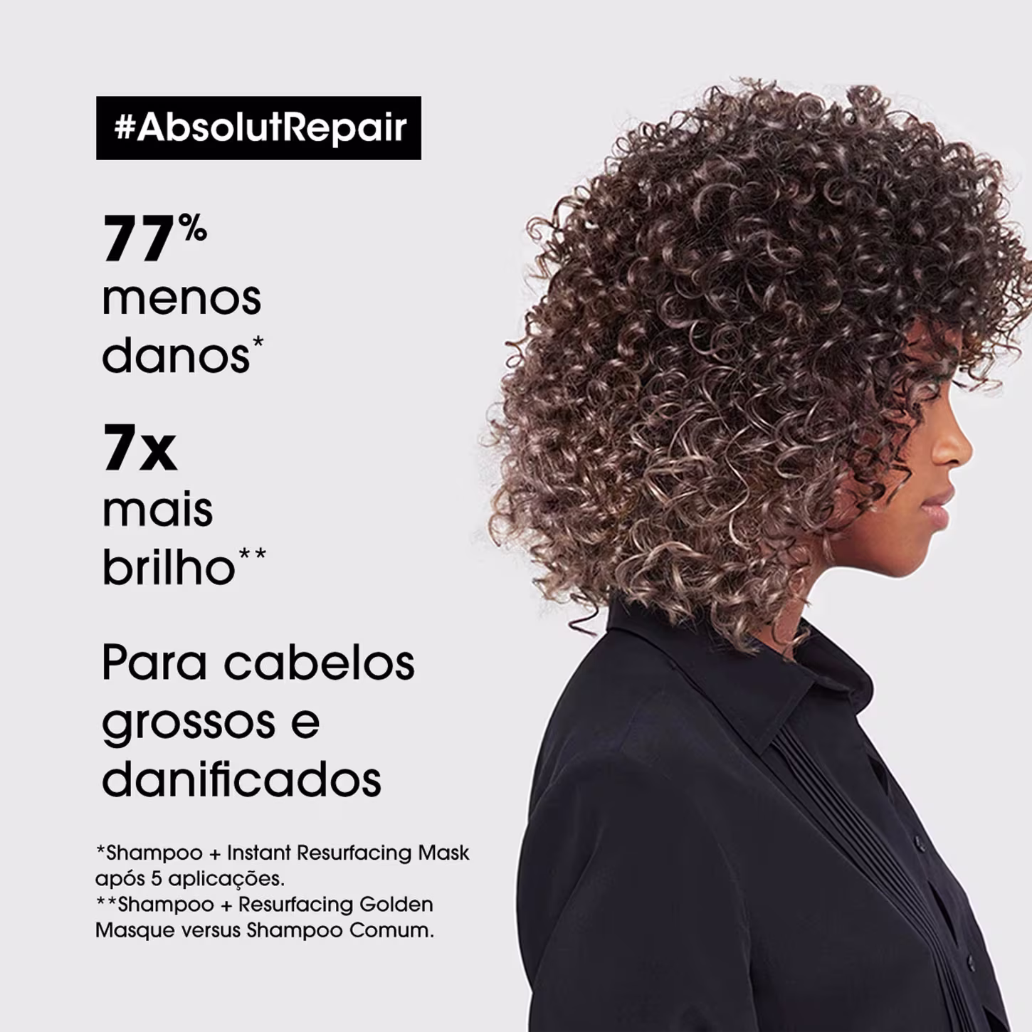 A imagem mostra uma campanha publicitária de L'Oréal Professionnel. O texto destaca: 77% menos danos e 7 vezes mais brilho aos cabelos grossos e danificados, após 5 aplicações. A modelo ao lado tem cabelos cacheados e brilhantes em tons castanhos.