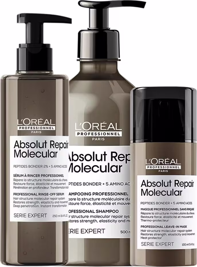 A imagem mostra três produtos Absolut Repair Molecular da L'Oréal Professionnel. Um frasco de sérum, um de shampoo e um de leave-in. Todos os produtos são de plástico marrom e têm detalhes e rótulos em preto com o nome da linha e descrições dos benefícios