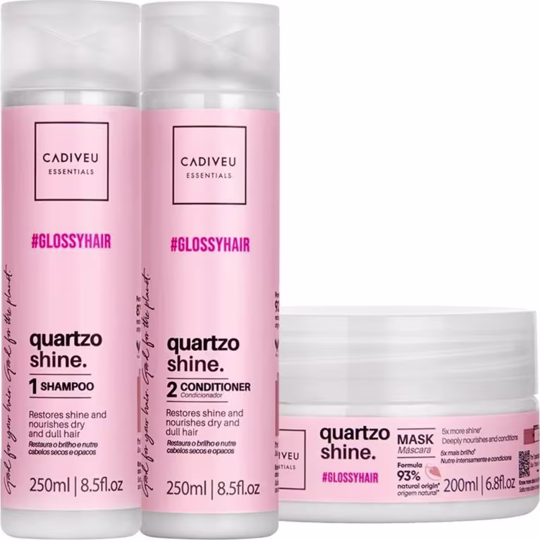 Shampoo, condicionador e máscara, todos com embalagens plásticas cilíndricas. As embalagens do shampoo e condicionador têm 250ml cada, enquanto a máscara tem 200ml. As cores predominantes são branco e rosa claro.