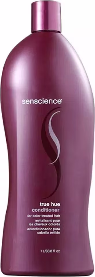 A imagem mostra o frasco plástico do condicionador que é oval, tem a cor vinho e tampa metálica no mesmo tom. O design é minimalista com o logotipo da marca Senscience em letras brancas no frasco.
