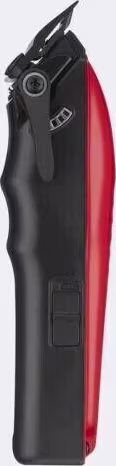 Cortador de cabelo da marca BaByliss Pro. O produto tem um design ergonômico, com corpo preto e detalhes em vermelho. Possui uma lâmina aparadora na extremidade e um botão de controle visível. Trata-se de um aparador portátil e sem fio, recarregável.