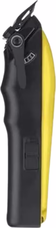 Cortador de cabelo da marca BaByliss Pro. O produto tem um design ergonômico, com corpo preto e detalhes em amarelo. Possui uma lâmina aparadora na extremidade e um botão de controle visível. Trata-se de um aparador portátil e sem fio, recarregável.